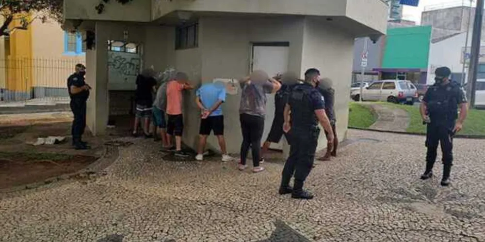 Dos oito suspeitos abordados, quatro foram levados até a delegacia ao serem flagrados com drogas