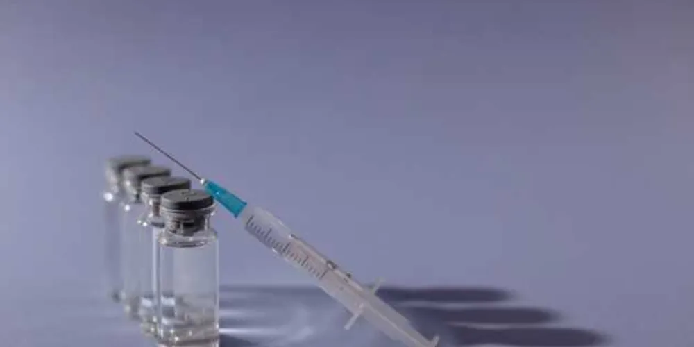 Uma dose extra que, até agora, em muitos países não estava sendo usada em cada frasco da vacina por não haver indicação clara para a sua utilização. 