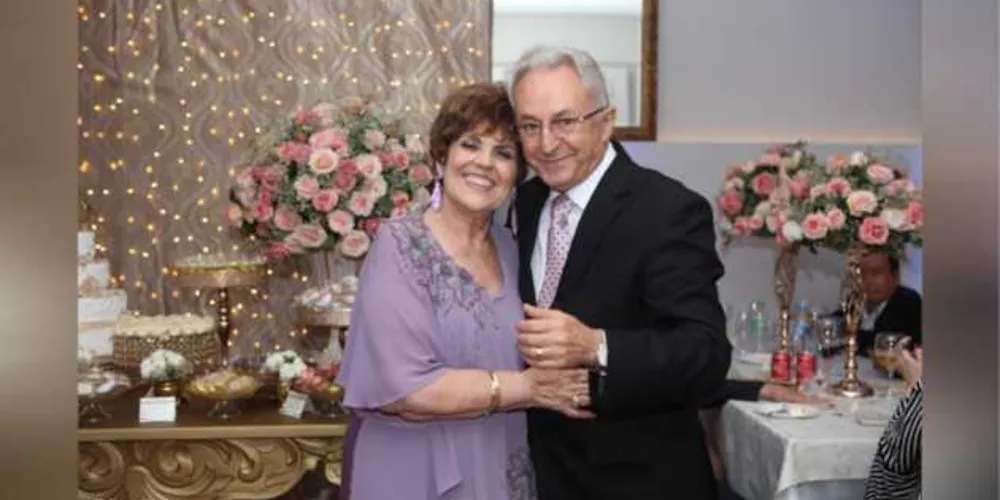BODAS DE BRONZE – O casal Marilu e João Péricles Goulart, ambos ex Governadores do Lions Internacional, no próximo domingo (10), celebram suas bodas de bronze, 51 anos de feliz união.

O casal é exemplo de atuação em ações beneficentes e juntos construíram baseado na caridade e no amor ao próximo, uma sólida relação. Da coluna RC os votos de saúde e alegrias ao casal.