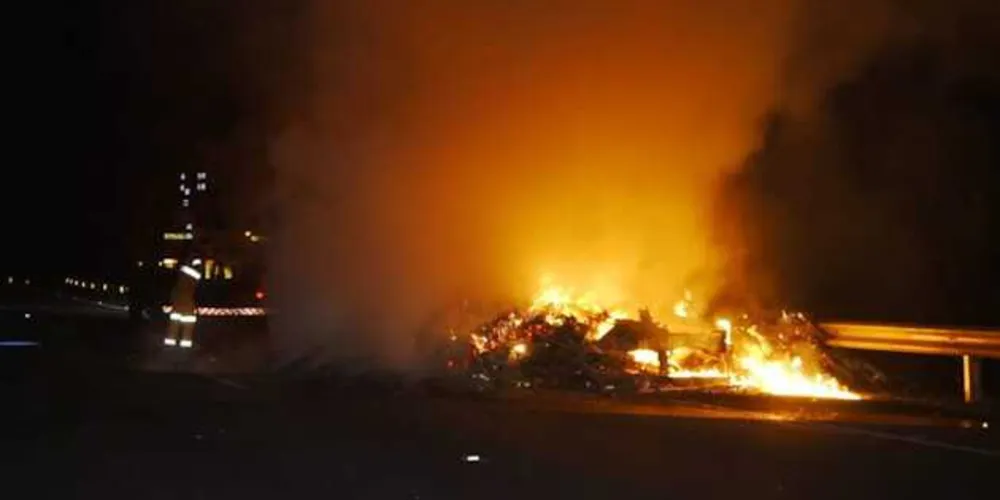 Caminhoneiro conseguiu sair do veículo antes que fogo se espalhasse e escapou ileso do acidente