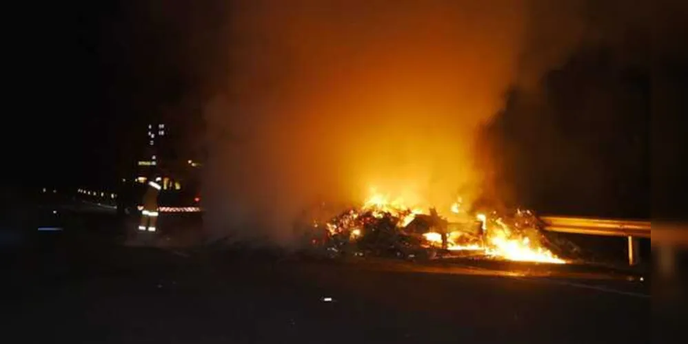 Caminhoneiro conseguiu sair do veículo antes que fogo se espalhasse e escapou ileso do acidente