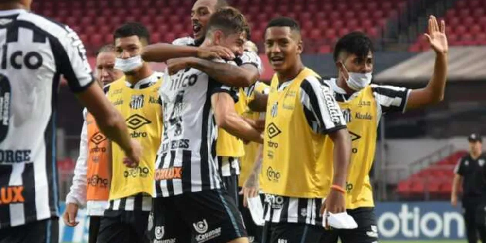 Imagem ilustrativa da imagem Santos impõe nova derrota ao líder São Paulo pelo Brasileirão