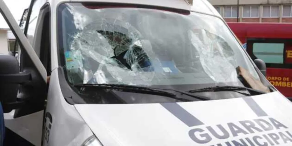 Viatura da GM foi danificada após a confusão