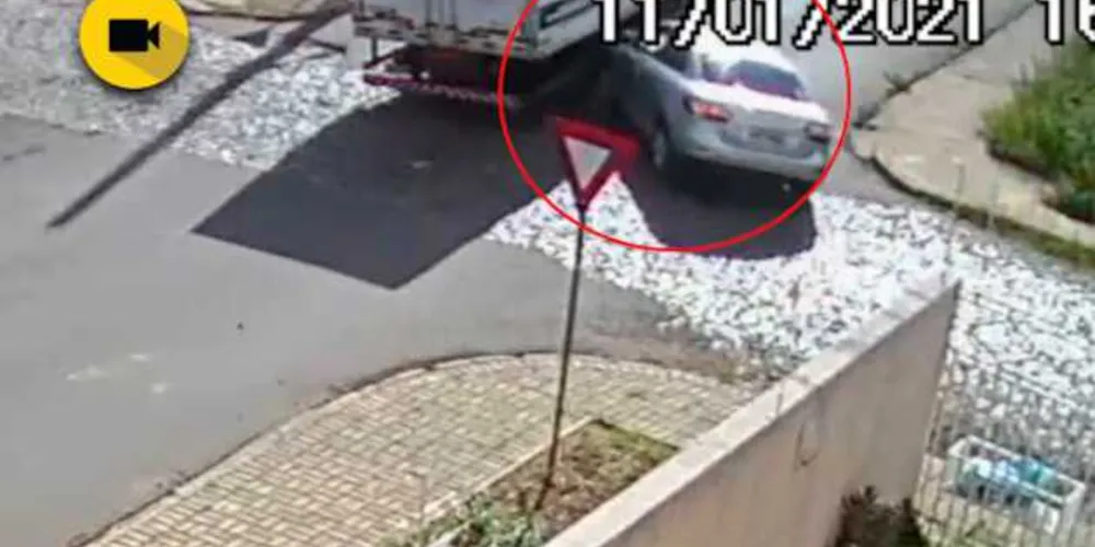 Imagem ilustrativa da imagem Caminhão fura preferencial e é atingido por carro em PG