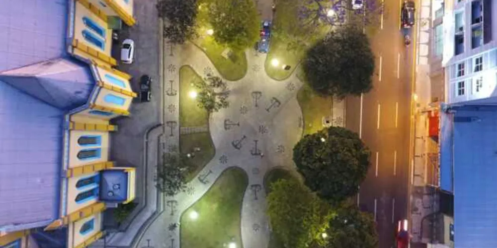 Praça fica na região central de Ponta Grossa