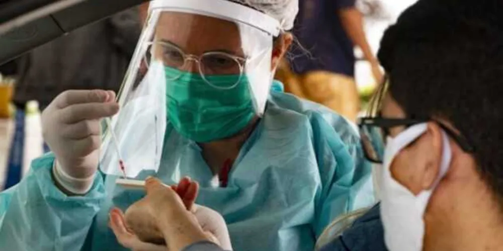 Imagem ilustrativa da imagem Regulamentação de testes de covid-19 em farmácias é sancionada