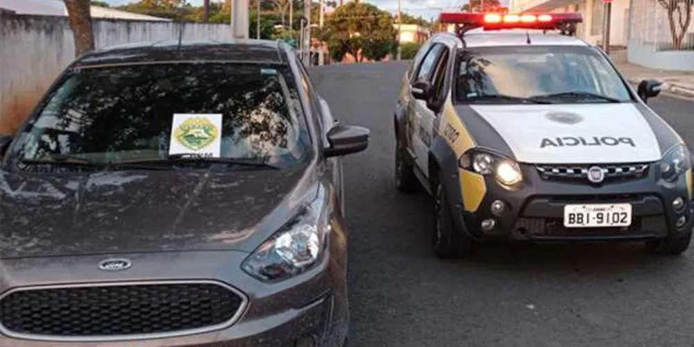 Carro foi abandonado pelos bandidos com arma, munições e dinheiro