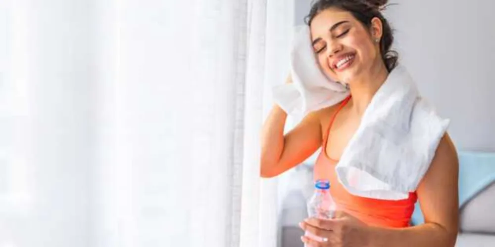 Durante os dias de calor intenso é importante ficar atento à alimentação, hidratação, exposição ao sol e prática de atividades físicas.