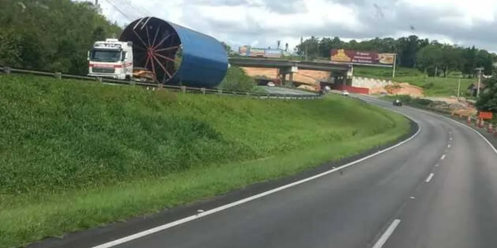 Serão necessários duas faixas da rodovia para a passagem dos cilindros industriais