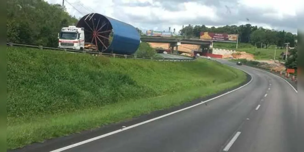 Serão necessários duas faixas da rodovia para a passagem dos cilindros industriais