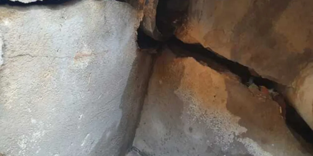 As rachaduras no chão indicam infiltração de água