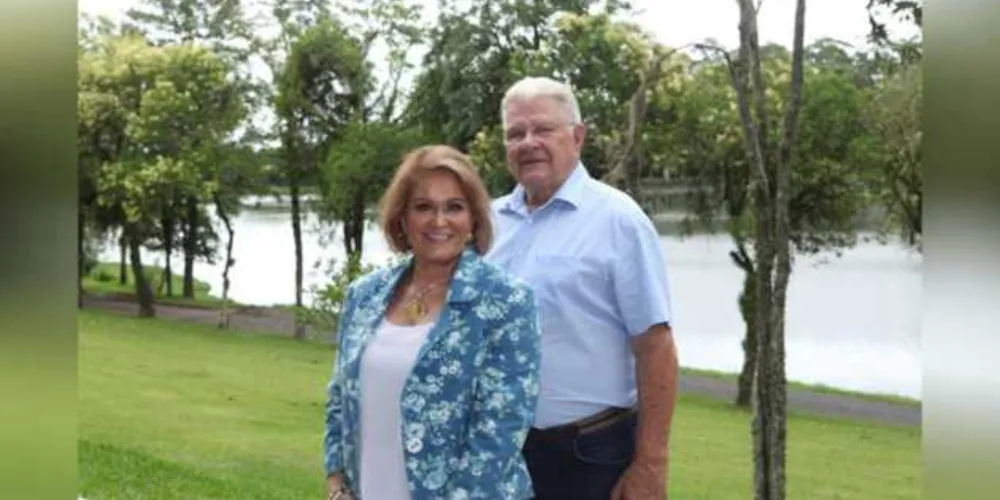 FELICITAÇÕES - Aymoré Índio do Brasil Pereira de Moraes nesta quarta-feira (13) celebra a passagem de seus 83 anos de idade. Aymoré que deixou as marcas de seu trabalho em diversos cargos ocupados, entre eles, Comandante da Polícia Militar de Ponta Grossa, participa a mais de 40 anos do Lions Clube de Ponta Grossa Centro, entre outros cargos ocupados, merece nosso destaque. No registro, Aymoré e sua esposa Elba Lozza de Moraes. Da coluna RC os votos de felicidades infinitas. 