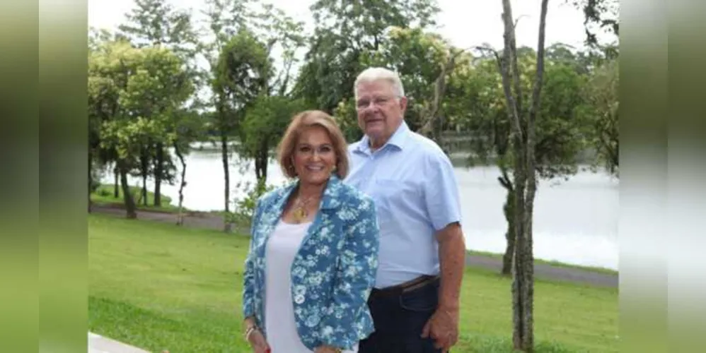 FELICITAÇÕES - Aymoré Índio do Brasil Pereira de Moraes nesta quarta-feira (13) celebra a passagem de seus 83 anos de idade. Aymoré que deixou as marcas de seu trabalho em diversos cargos ocupados, entre eles, Comandante da Polícia Militar de Ponta Grossa, participa a mais de 40 anos do Lions Clube de Ponta Grossa Centro, entre outros cargos ocupados, merece nosso destaque. No registro, Aymoré e sua esposa Elba Lozza de Moraes. Da coluna RC os votos de felicidades infinitas. 