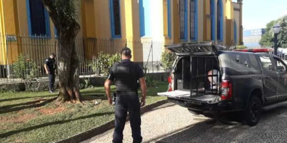 Durante a confusão, viatura da GM foi apedrejada