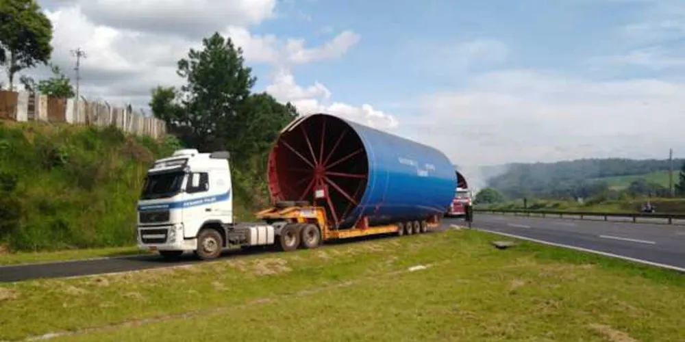 Imagem ilustrativa da imagem Caminhões com cargas gigantes travam trânsito de PG