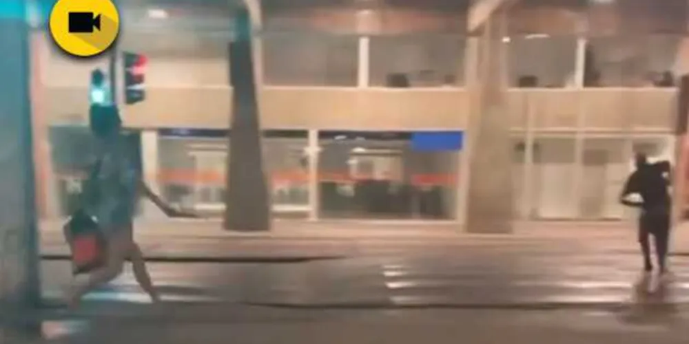 Imagem ilustrativa da imagem Mulher corre com facão atrás de homem em rua do PR