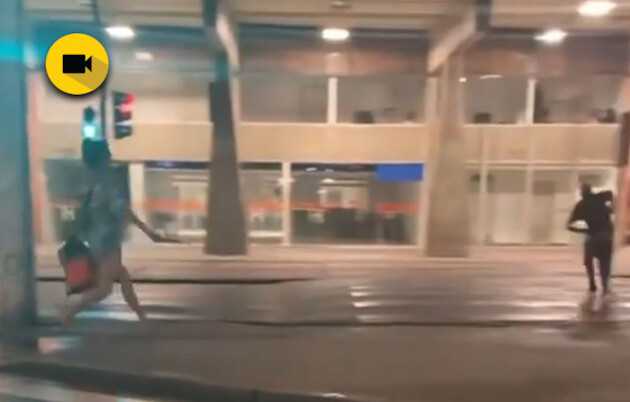 Imagem ilustrativa da imagem Mulher corre com facão atrás de homem em rua do PR