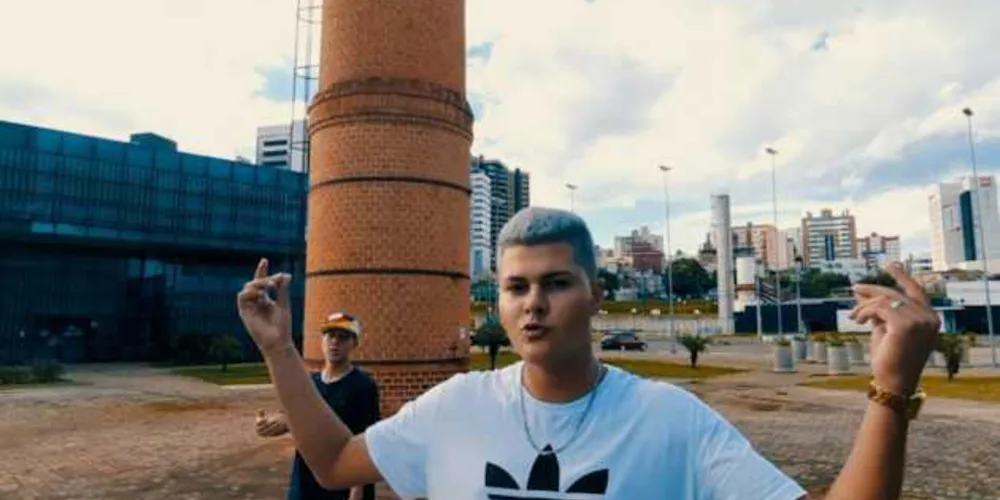 O coletivo é formado por três integrantes entre 19 e 21 anos e foi criado há oito meses. 