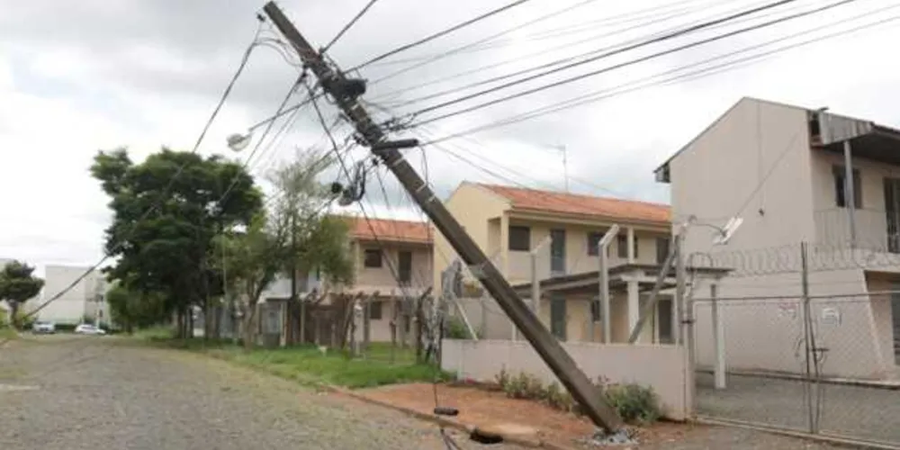 Imagem ilustrativa da imagem Caminhão bate em poste e derruba fios em Uvaranas