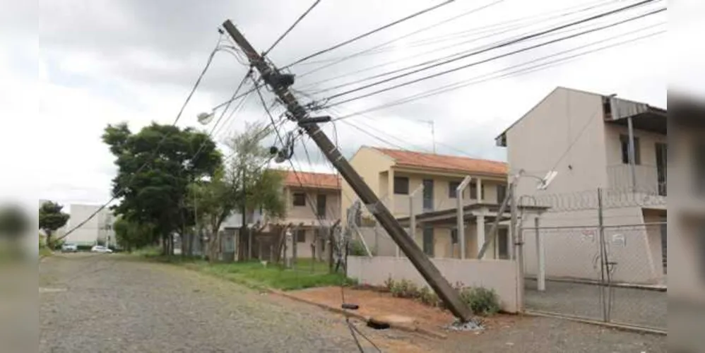 Imagem ilustrativa da imagem Caminhão bate em poste e derruba fios em Uvaranas