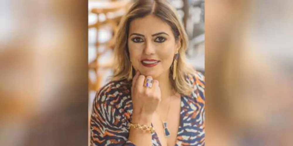 FELICITAÇÕES – A empresária Egle Jiane A. Biersteker receberá os cumprimentos pela passagem de seu aniversário nesta sexta-feira (15). Egle é formada em Direito, soma seu vasto conhecimento na área de direito imobiliário desde 2009 junto a marca Ademilar Administradora de Consórcios S/A para a região dos Campos Gerais, como empresária licenciada Ademicon. Como profissional alcançou nos últimos quatro anos consecutivos resultados para a marca que representa estando entre os 30 melhores empresários do Brasil.  Da coluna RC os votos de alegrias e sucesso. 