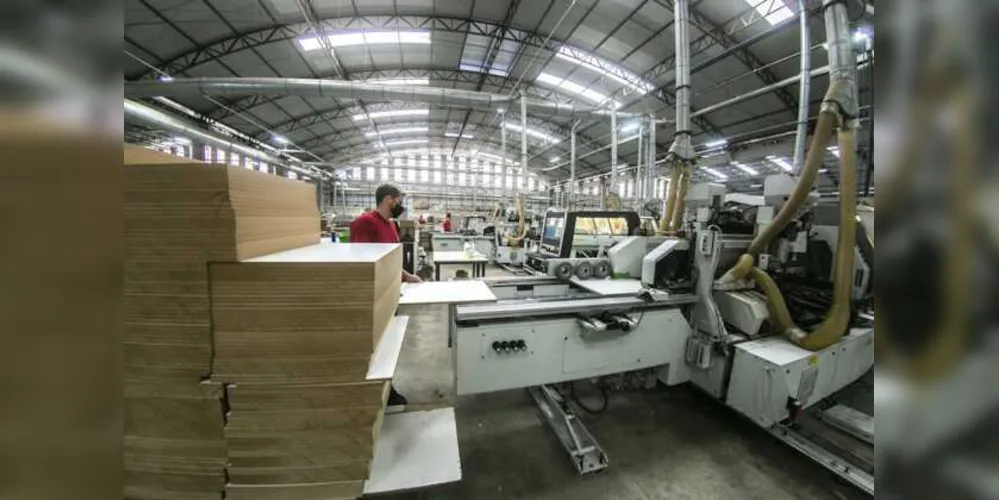 Setor madeireiro, que exporta para vários países e fornece material para outras cadeias industriais