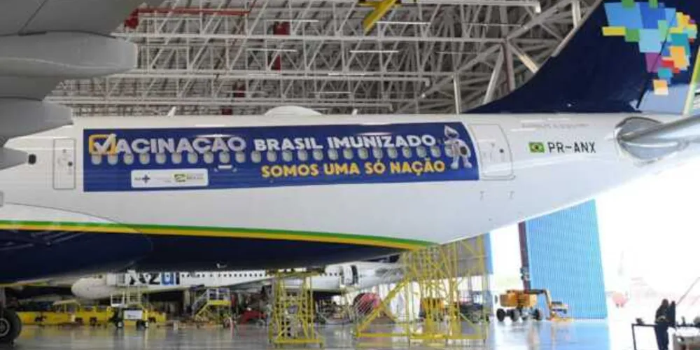 Inicialmente o voo estava previsto para decolar na noite de ontem (14), também às 23h, mas a viagem foi reprogramada em razão de questões logísticas internacionais.