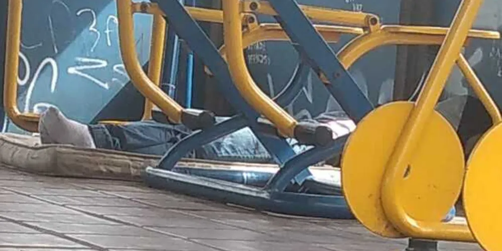 A moradora diz que quando foi novamente à praça quase foi agredida por quatro homens que estavam lá.