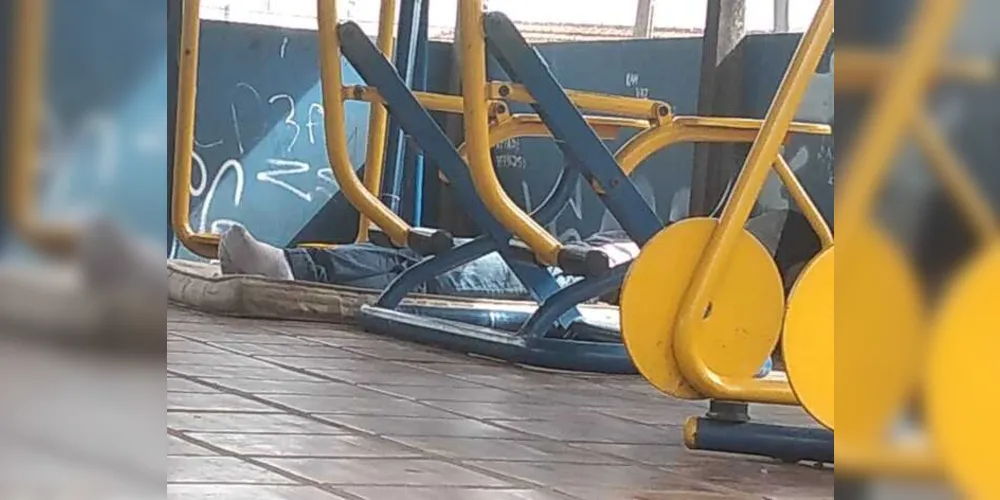 A moradora diz que quando foi novamente à praça quase foi agredida por quatro homens que estavam lá.
