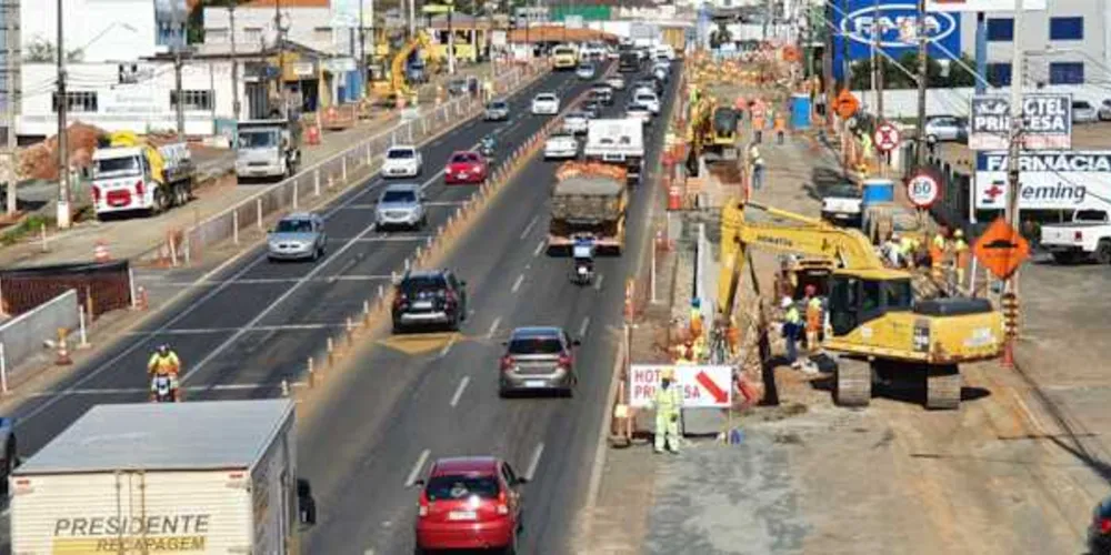 A Avenida Souza Naves tem duas frentes de obras, sendo uma delas próxima ao Jardim Sabará