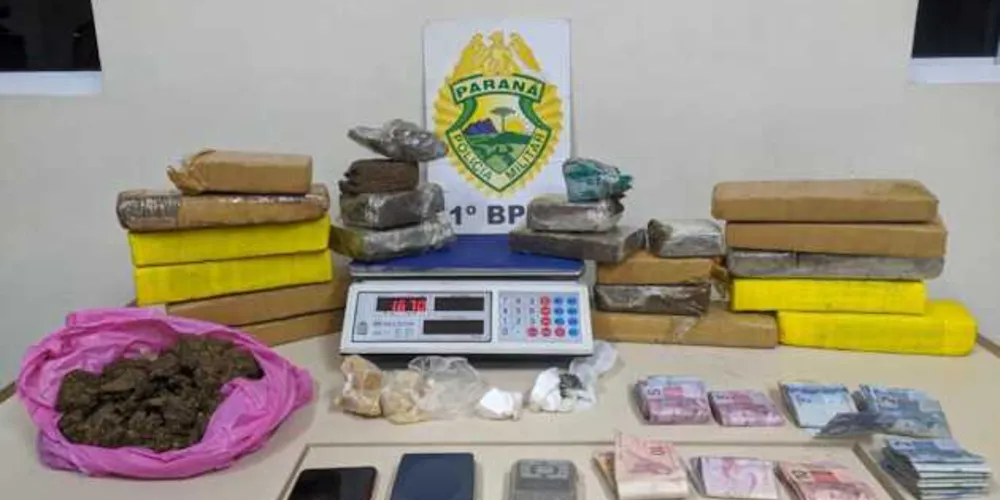 Drogas estavam dentro de mochila e levaram à prisão em flagrante da suspeita