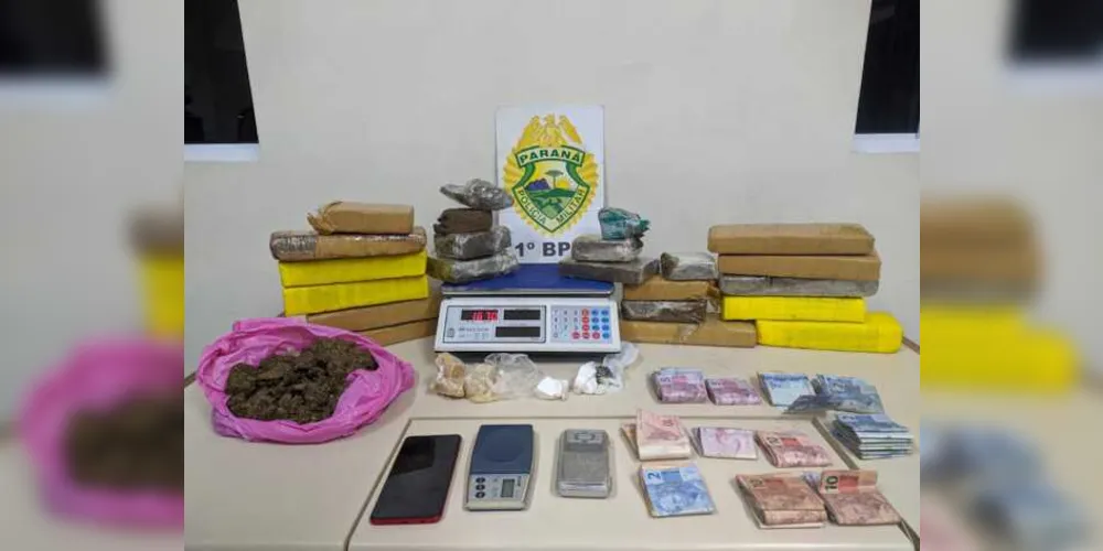 Drogas estavam dentro de mochila e levaram à prisão em flagrante da suspeita