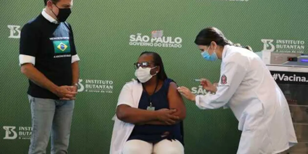 A enfermeira Mônica Calazans, 54, é a primeira brasileira imunizada com a vacina do Butantan