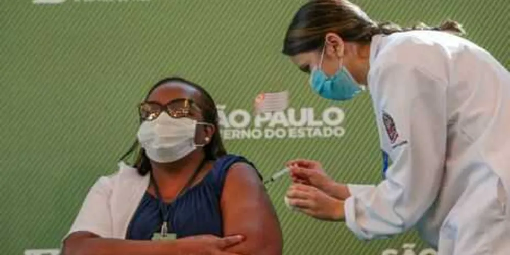 Enfermeira Mônica Calazans foi a primeira brasileira a receber a vacina contra covid-19 no país