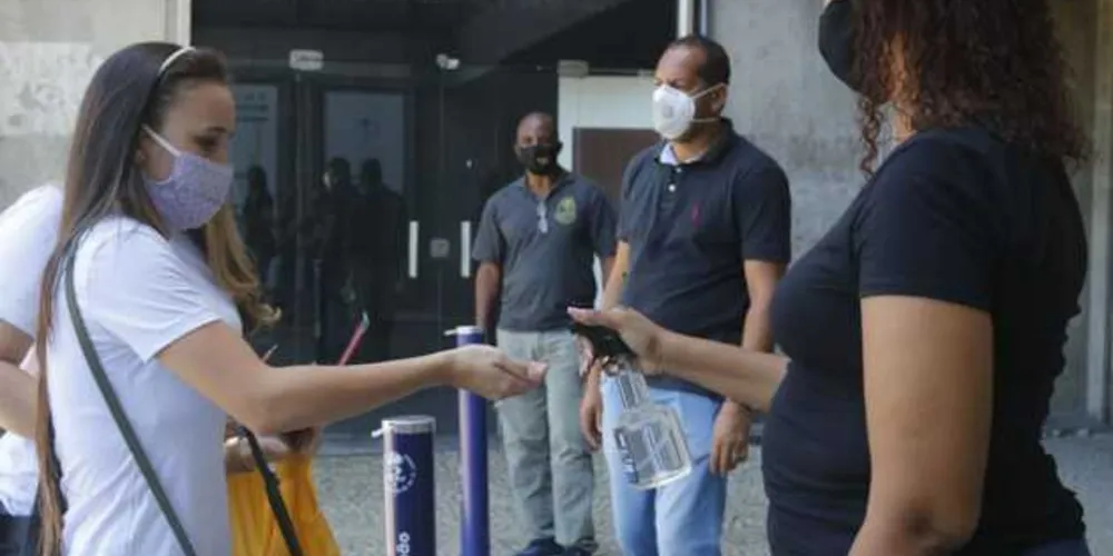 O Enem começou a ser aplicado ontem (17) na versão impressa. Os estudantes fizeram as provas de linguagens, ciências humanas e de redação. 