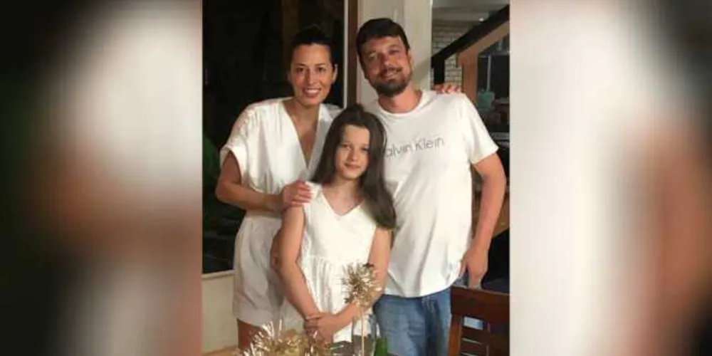NOVO CICLO - O advogado Pablo Milanese receberá nesta terça-feira (19), as felicitações pela chegada de seu aniversário. No registro, Pablo com sua esposa Audrea Colleone Costa Milanese e sua filha Angelina Milanese. Da coluna RC os votos de sucesso e prosperidade.