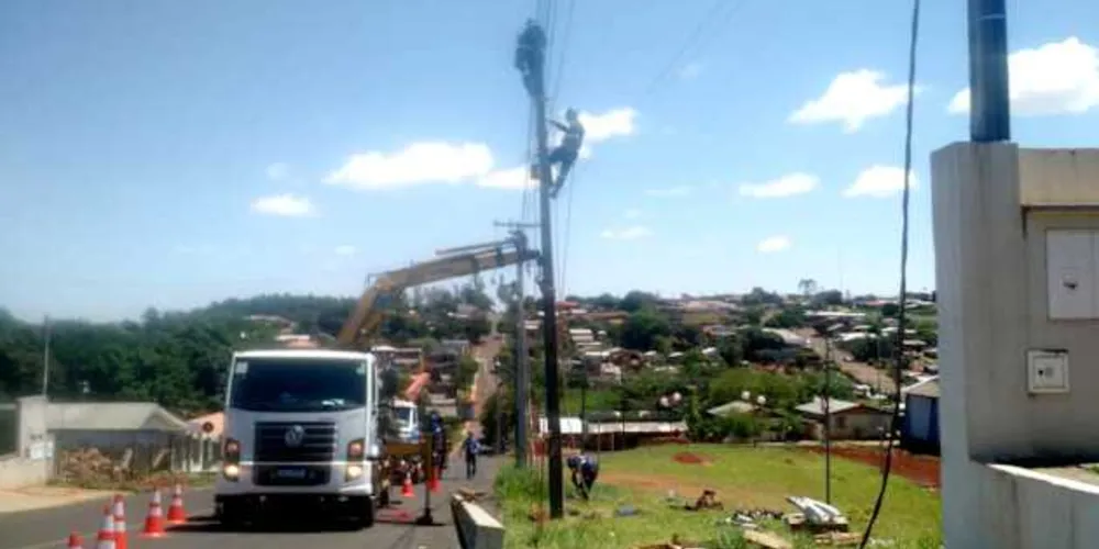 Ao longo do ano foram 3.131 postes quebrados por veículos na área de concessão da distribuidora de energia