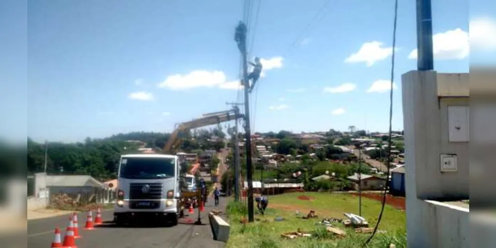 Ao longo do ano foram 3.131 postes quebrados por veículos na área de concessão da distribuidora de energia