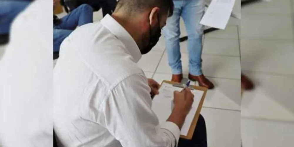 Secretário de saúde e vigilância sanitária assinou documentos para viabilizar a imunização contra a Covid-19 no município