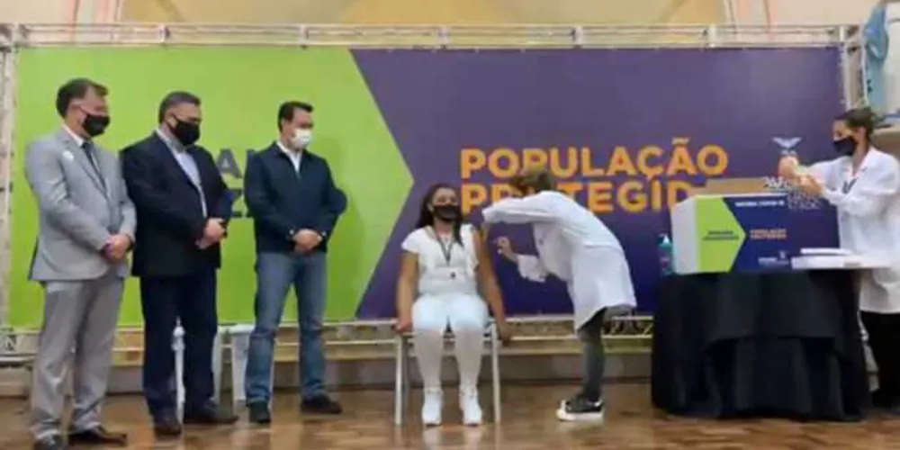 Junto com outros colegas que atuam na linha de frente do Complexo Hospitalar do Trabalhador, a enfermeira parnanguara recebeu a primeira dose