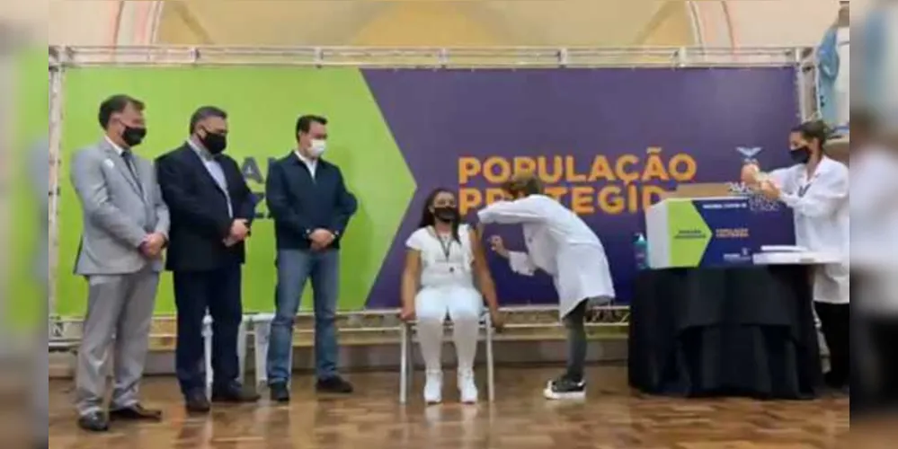 Junto com outros colegas que atuam na linha de frente do Complexo Hospitalar do Trabalhador, a enfermeira parnanguara recebeu a primeira dose