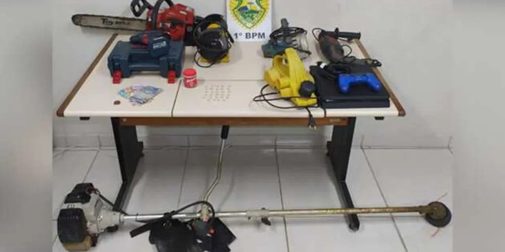 Objetos na casa da suspeita foram apreendidos e polícia investiga origem dos produtos