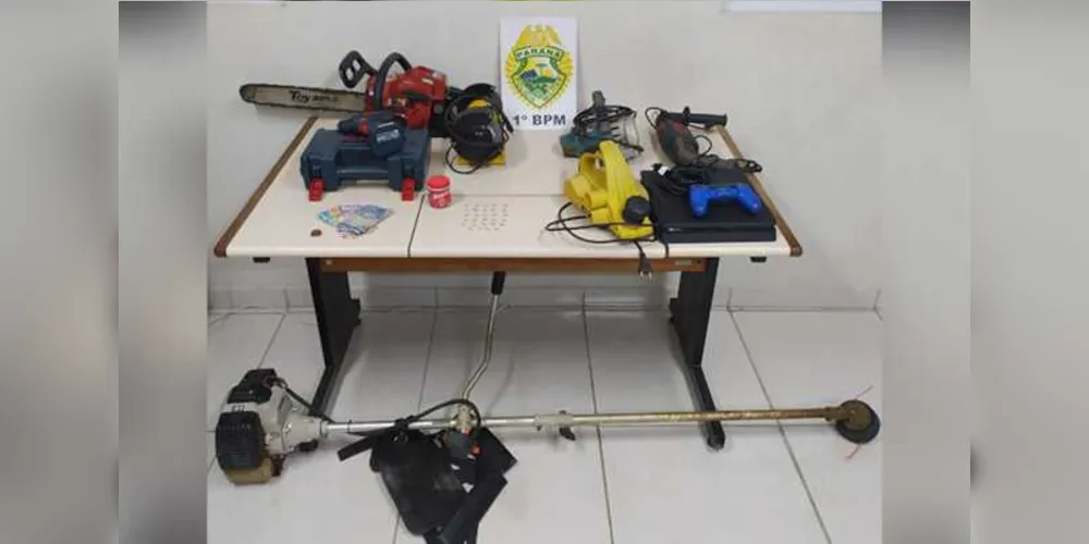 Objetos na casa da suspeita foram apreendidos e polícia investiga origem dos produtos