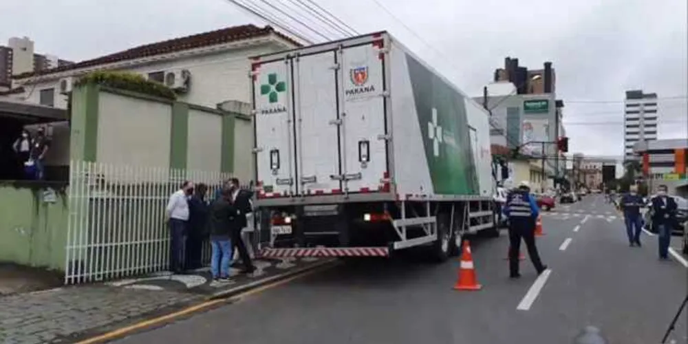 Veículo chegou por volta de 12h30 na 3ª regional de Saúde, na região central da cidade