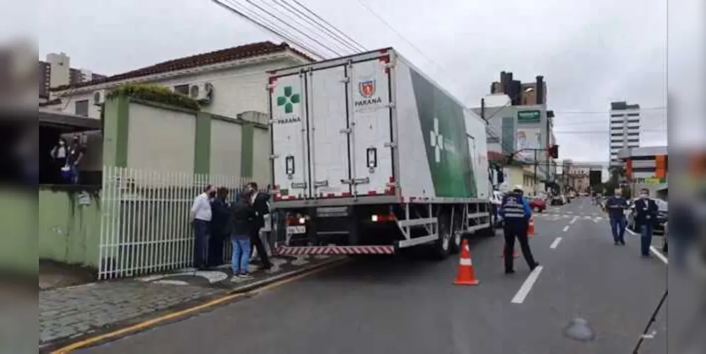 Veículo chegou por volta de 12h30 na 3ª regional de Saúde, na região central da cidade