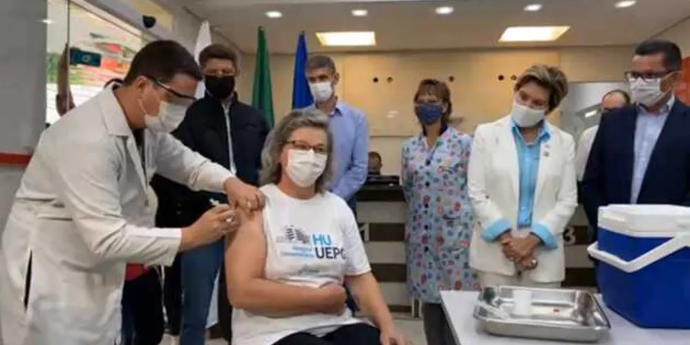 O momento histórico teve Terezinha Pelinski da Silveira com a primeira pessoa vacinada na cidade