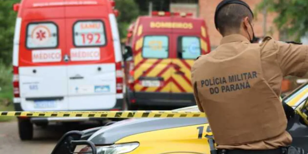 Um dos suspeitos ficou ferido e está hospitalizado. PM ainda procura outros dois foragidos