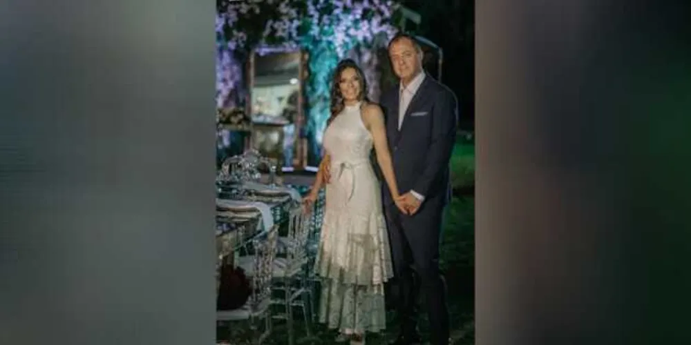 TROCA DE IDADE – O oftalmologista Alessandro Both receberá as felicitações pela passagem de seu aniversário nesta quarta-feira (20).  No registro, Alessandro e sua esposa Cintia Cury. Da coluna RC os votos de felicidades e realizações.