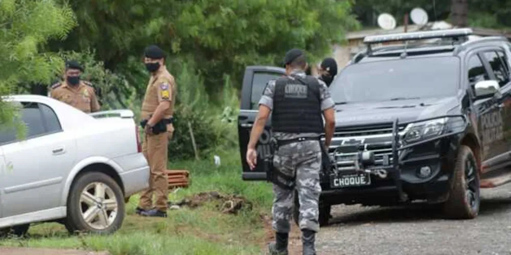 Suspeitos foram abordados por equipes do Pelotão de Choque na tarde desta terça-feira (19). Dois envolvidos fugiram em direção a um matagal