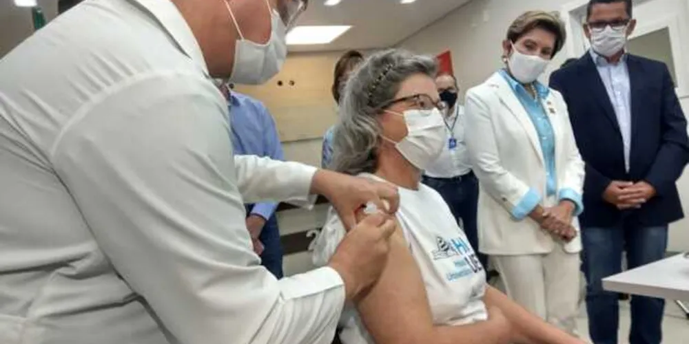 Terezinha foi a primeira a ser vacinada; Ela é enfermeira e combate à doença desde o começo da pandemia